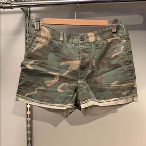 Madewell Shorts size 25, green camo
